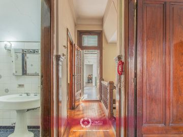 Venta casa 8 ambientes patios 5 baños terraza garage 314M² sobre terreno USAA de 127M² San Cristóbal