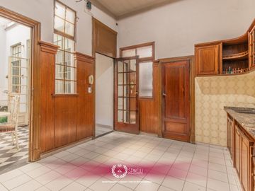 Venta casa 8 ambientes patios 5 baños terraza garage 314M² sobre terreno USAA de 127M² San Cristóbal