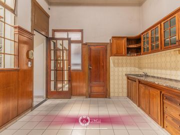 Venta casa 8 ambientes patios 5 baños terraza garage 314M² sobre terreno USAA de 127M² San Cristóbal