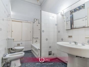 Venta casa 8 ambientes patios 5 baños terraza garage 314M² sobre terreno USAA de 127M² San Cristóbal