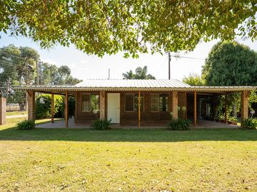 Venta casa de 3 dormitorios  con jardín y pileta, Oliveros