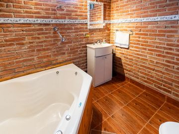 Venta casa de 3 dormitorios  con jardín y pileta, Oliveros