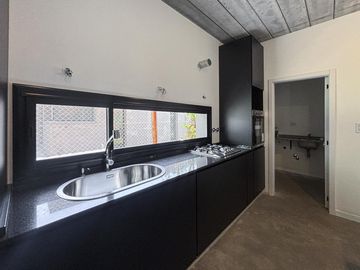 Casa de 3 dormitorios con parrillero y gran pileta a estrenar en Fisherton