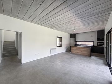 Casa de 3 dormitorios con parrillero y gran pileta a estrenar en Fisherton