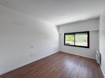 Casa de 3 dormitorios con parrillero y gran pileta a estrenar en Fisherton