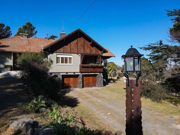 Venta Chalet Historico en La Falda - 6 Dorm y Gran Parque - Escritura