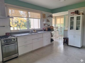 Casa de 5 ambientes a la venta sobre lote central