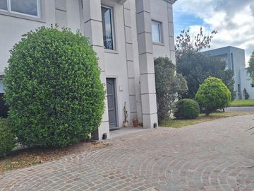 Casa de 5 ambientes a la venta sobre lote central