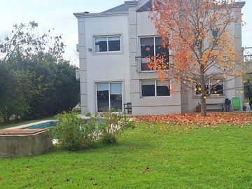 Casa de 5 ambientes a la venta sobre lote central