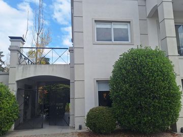 Casa de 5 ambientes a la venta sobre lote central