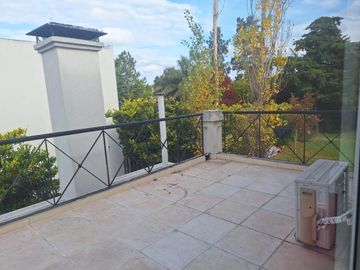 Casa de 5 ambientes a la venta sobre lote central