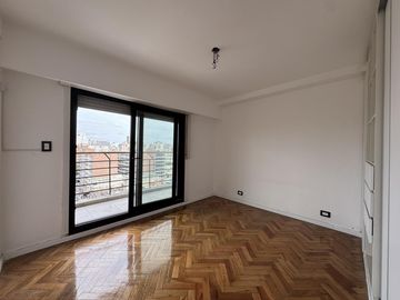Departamento de dos dormitorios con doble balcón en venta