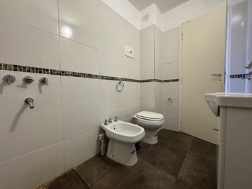 Departamento de dos dormitorios con doble balcón en venta