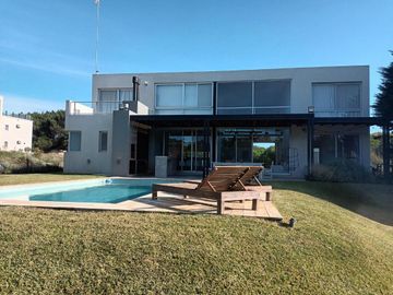 Casa en Venta Costa Esmeralda Barrio Marítimo, 4 Dormitorios 290m² Pileta USD 410.000