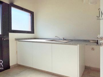 CASA A ESTRENAR CON PATIO INTERNO PROTAGONISTA   PILETA | SANTA SOFÍA PILAR DEL ESTE