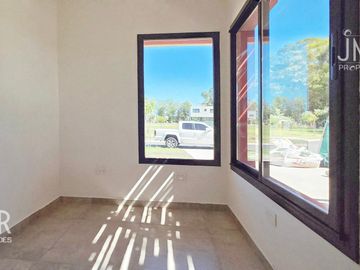 CASA A ESTRENAR CON PATIO INTERNO PROTAGONISTA   PILETA | SANTA SOFÍA PILAR DEL ESTE