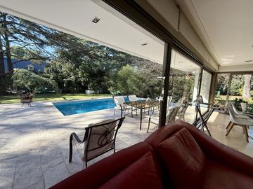 Casa renovada con piscina y lote central en El Barranco, Pilar – lista para mudarse