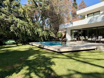 Casa renovada con piscina y lote central en El Barranco, Pilar – lista para mudarse