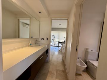 Casa renovada con piscina y lote central en El Barranco, Pilar – lista para mudarse
