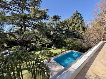 Casa renovada con piscina y lote central en El Barranco, Pilar – lista para mudarse