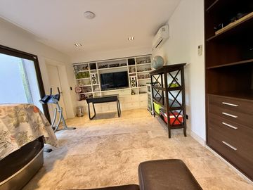 Casa renovada con piscina y lote central en El Barranco, Pilar – lista para mudarse