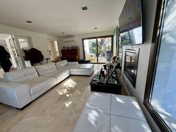 Casa renovada con piscina y lote central en El Barranco, Pilar – lista para mudarse