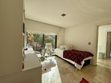 Casa renovada con piscina y lote central en El Barranco, Pilar – lista para mudarse
