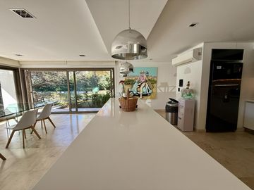 Casa renovada con piscina y lote central en El Barranco, Pilar – lista para mudarse