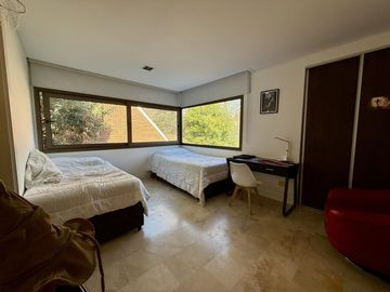 Casa renovada con piscina y lote central en El Barranco, Pilar – lista para mudarse