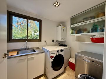 Casa renovada con piscina y lote central en El Barranco, Pilar – lista para mudarse
