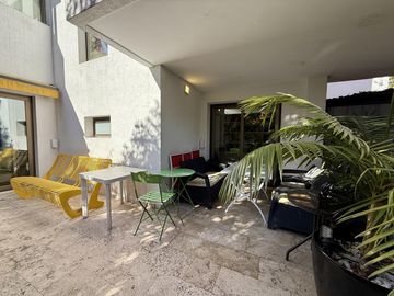 Casa renovada con piscina y lote central en El Barranco, Pilar – lista para mudarse