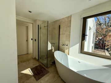 Casa renovada con piscina y lote central en El Barranco, Pilar – lista para mudarse