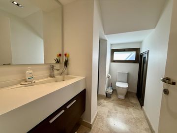 Casa renovada con piscina y lote central en El Barranco, Pilar – lista para mudarse