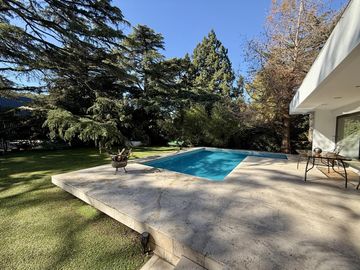 Casa renovada con piscina y lote central en El Barranco, Pilar – lista para mudarse