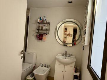 Casa renovada con piscina y lote central en El Barranco, Pilar – lista para mudarse