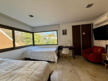 Casa renovada con piscina y lote central en El Barranco, Pilar – lista para mudarse