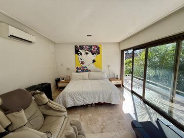 Casa renovada con piscina y lote central en El Barranco, Pilar – lista para mudarse