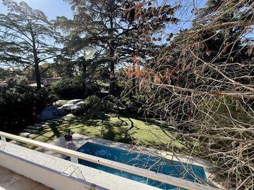 Casa renovada con piscina y lote central en El Barranco, Pilar – lista para mudarse