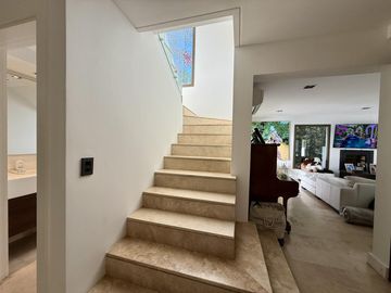 Casa renovada con piscina y lote central en El Barranco, Pilar – lista para mudarse