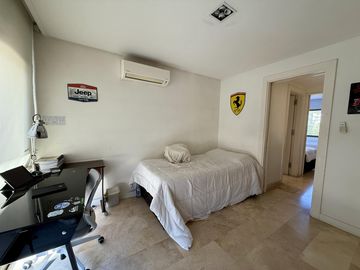 Casa renovada con piscina y lote central en El Barranco, Pilar – lista para mudarse