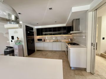 Casa renovada con piscina y lote central en El Barranco, Pilar – lista para mudarse