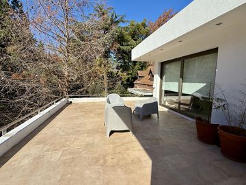 Casa renovada con piscina y lote central en El Barranco, Pilar – lista para mudarse