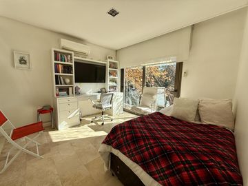 Casa renovada con piscina y lote central en El Barranco, Pilar – lista para mudarse