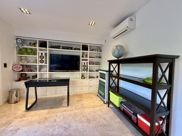Casa renovada con piscina y lote central en El Barranco, Pilar – lista para mudarse