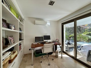 Casa renovada con piscina y lote central en El Barranco, Pilar – lista para mudarse