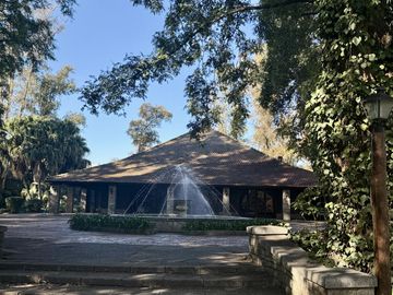Casa renovada con piscina y lote central en El Barranco, Pilar – lista para mudarse