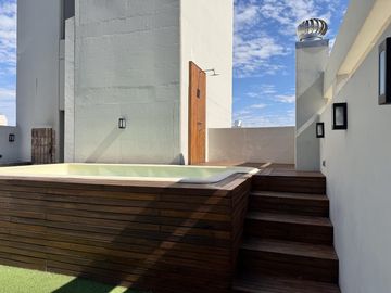 Departamento de 3 dormitorios, 2 cocheras y terraza exclusiva con parrilla