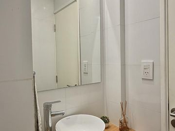 Departamento de 3 dormitorios, 2 cocheras y terraza exclusiva con parrilla