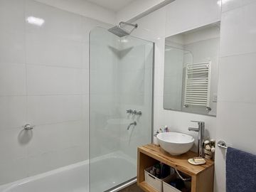 Departamento de 3 dormitorios, 2 cocheras y terraza exclusiva con parrilla