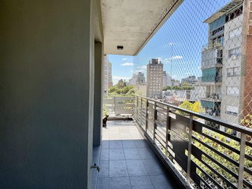 Departamento de 3 dormitorios, 2 cocheras y terraza exclusiva con parrilla
